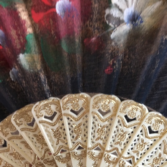 Beautiful fan - Picture 2 of 11